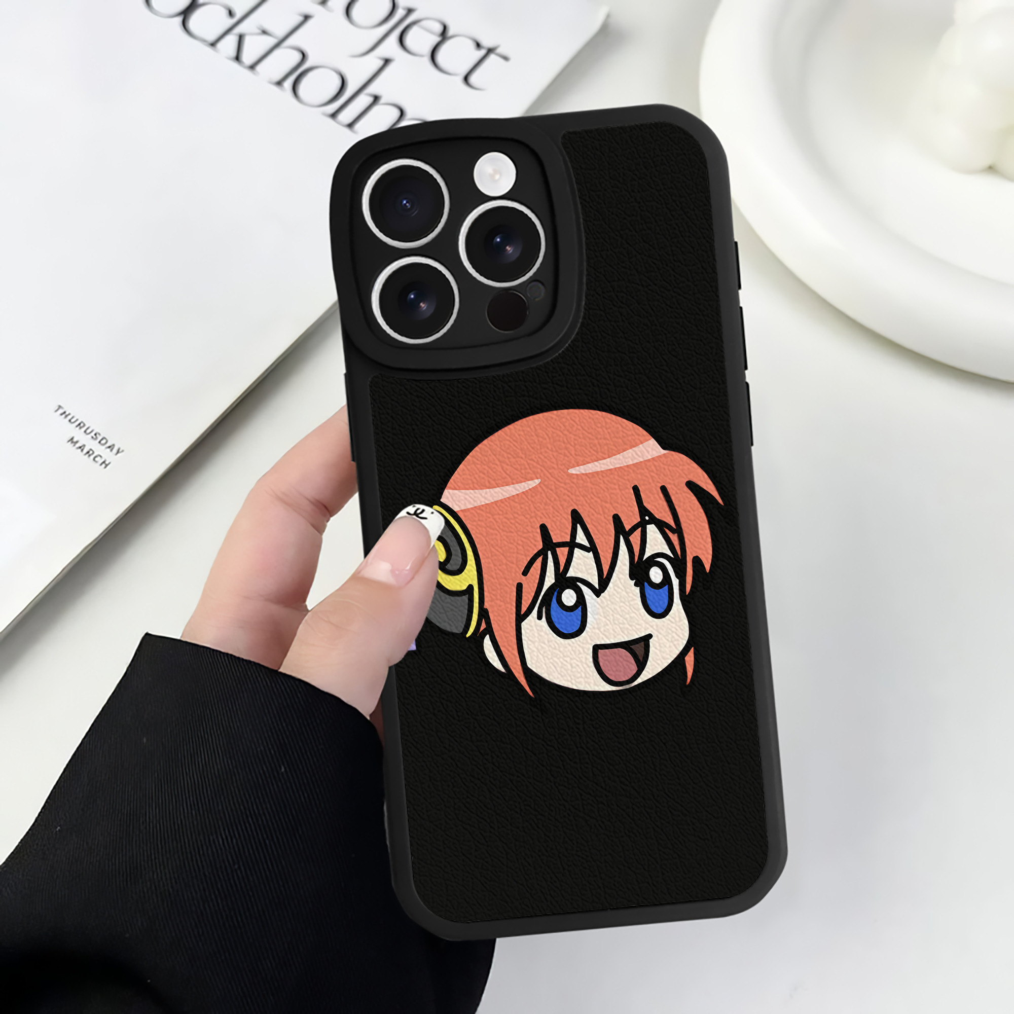 （画像用） ぎんたま 坂田銀時（さかたぎんとき） 神楽 志村新八（しむら しんぱち） GINTAMA Sakata Gintoki Kagura Shimura Shinpachi 【iPhone 16シリーズ対応】シリコンスマホケース（レザー調） 材質：シリコン